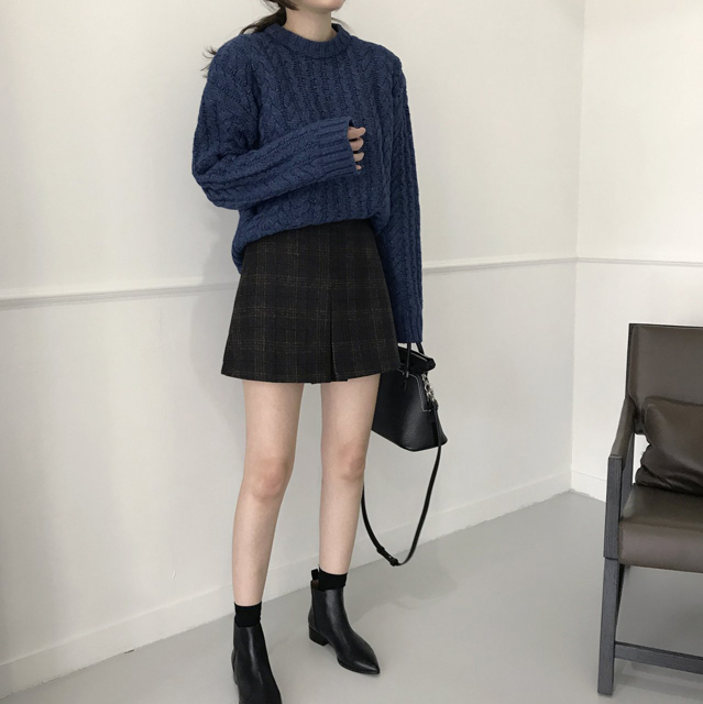 a line check mini skirt this winter twenties woman
