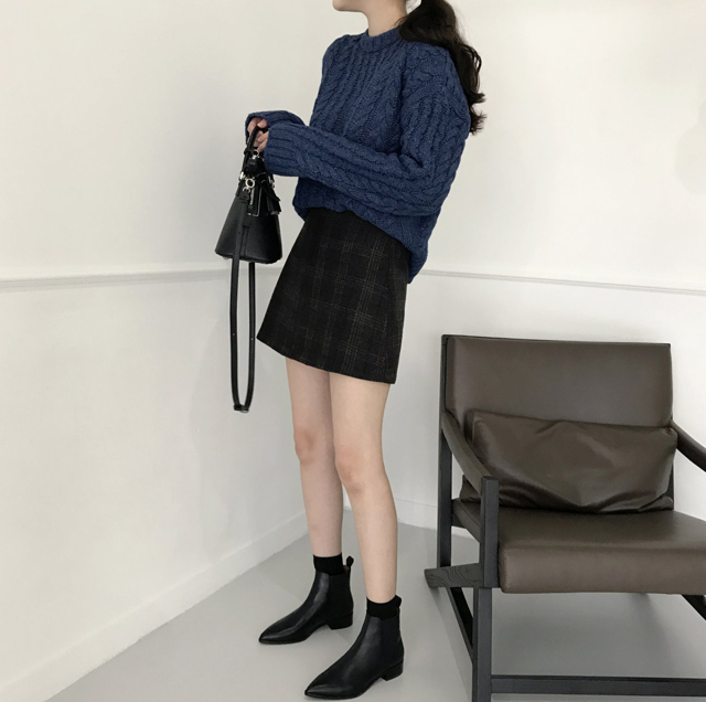 a line check mini skirt this winter twenties woman
