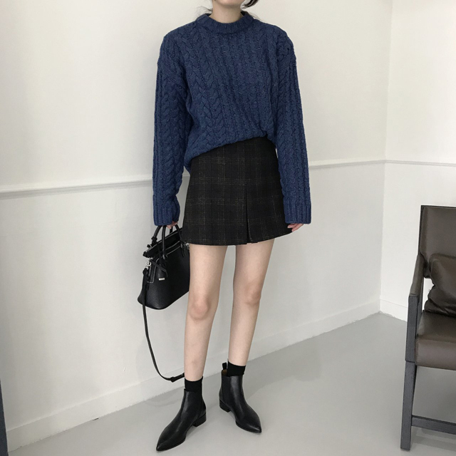 a line check mini skirt this winter twenties woman