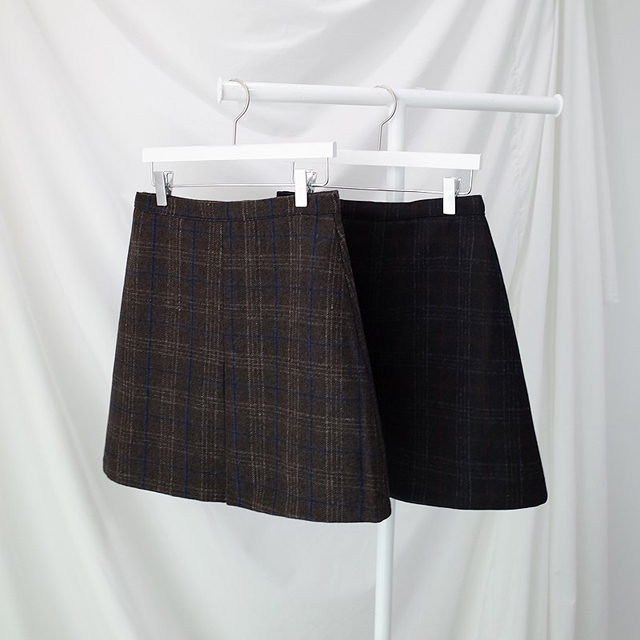 a line check mini skirt this winter twenties woman