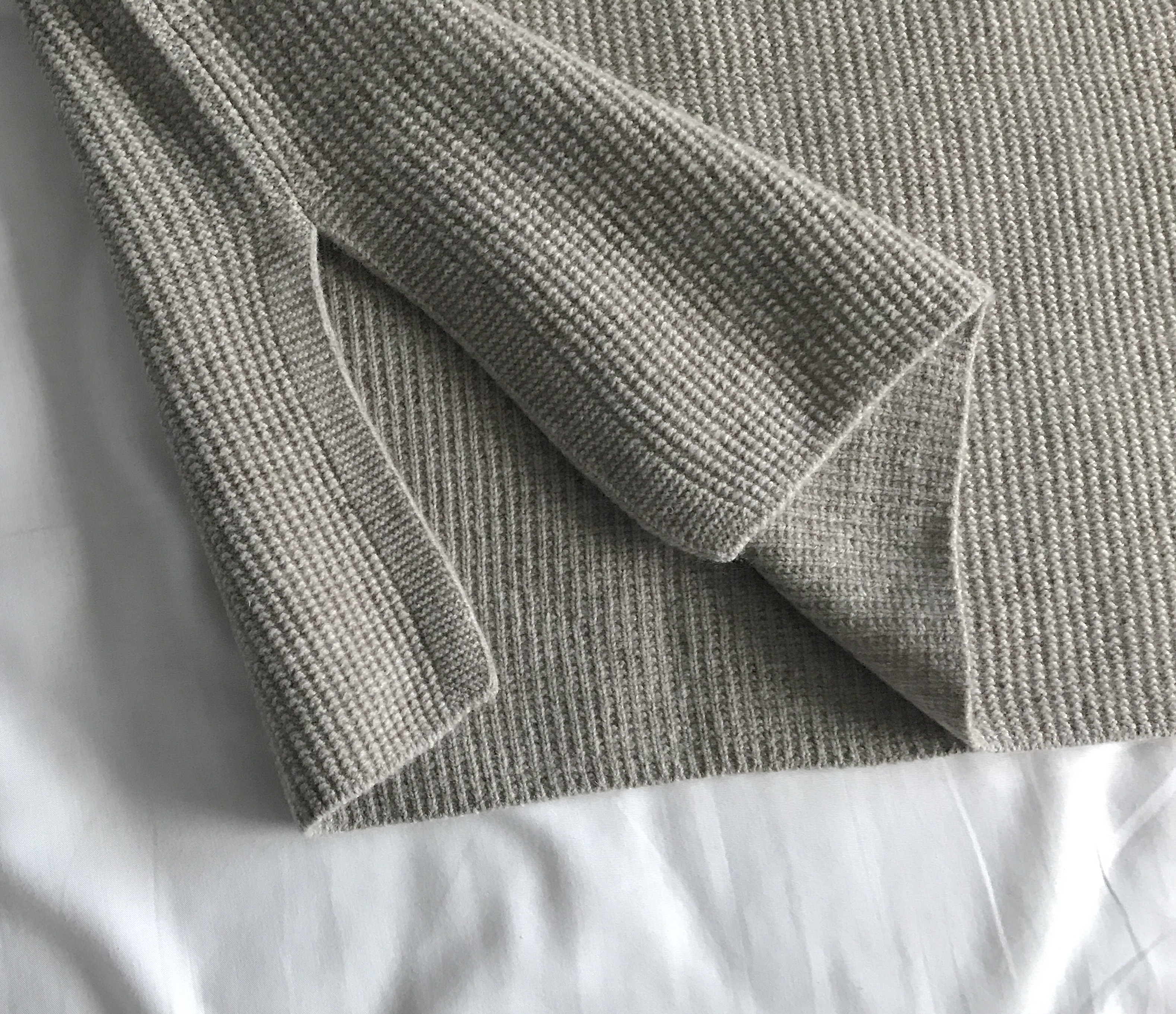 Long knit long skirt with hoggement Cashmere beige