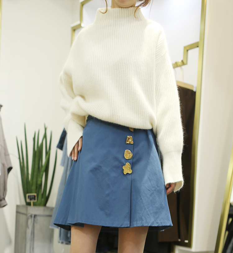 Gold button A-line mini-skirt Blue A cool and refr