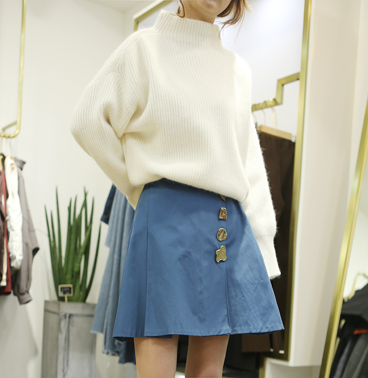 Gold button A-line mini-skirt Blue A cool and refr