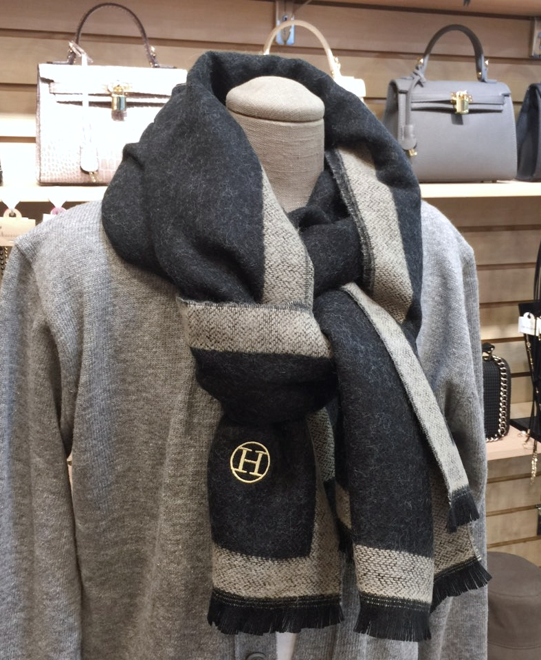 Two-tone buckle muffler H logo Well-behaved soft a