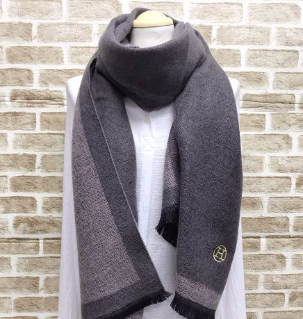 Two-tone buckle muffler H logo Well-behaved soft a