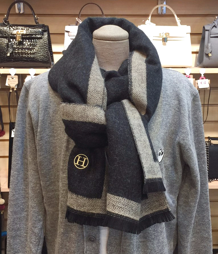 Two-tone buckle muffler H logo Well-behaved soft a