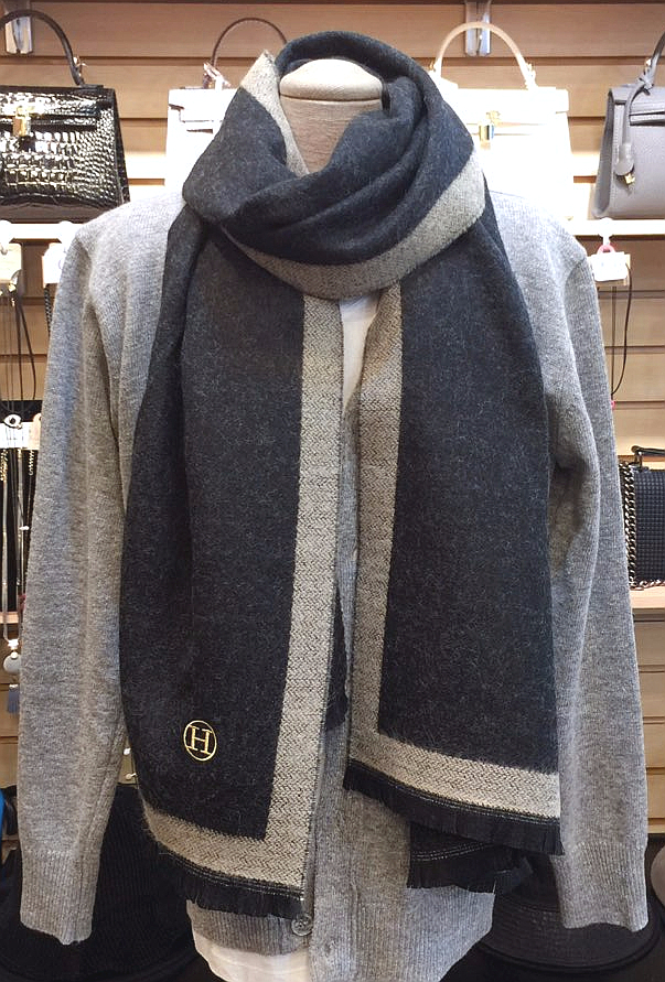 Two-tone buckle muffler H logo Well-behaved soft a