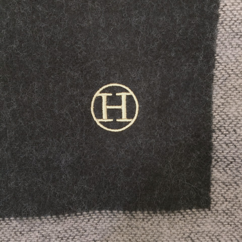 Two-tone buckle muffler H logo Well-behaved soft a