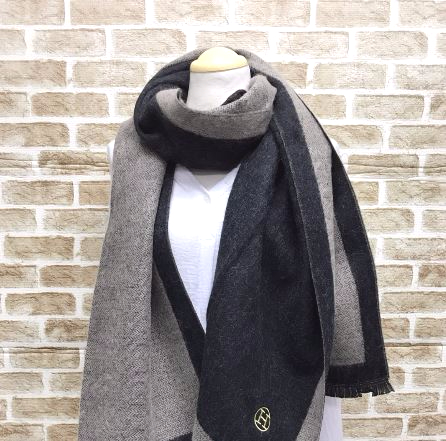 Two-tone buckle muffler H logo Well-behaved soft a