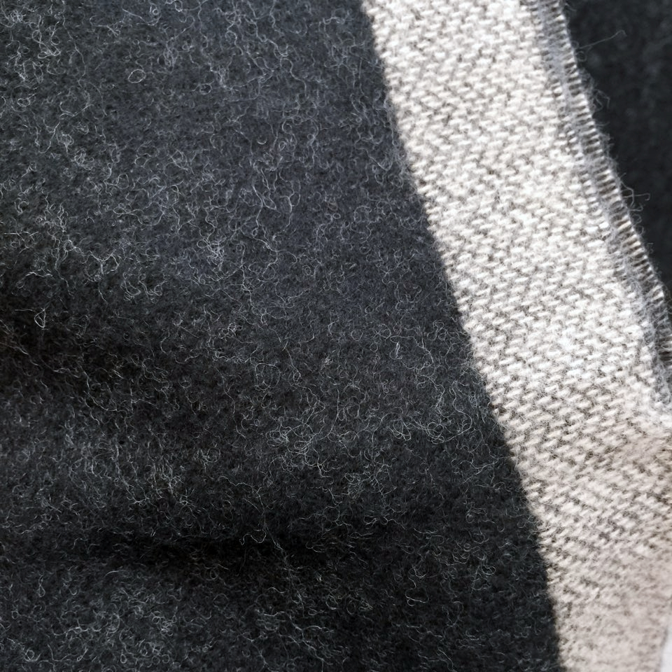 Two-tone buckle muffler H logo Well-behaved soft a