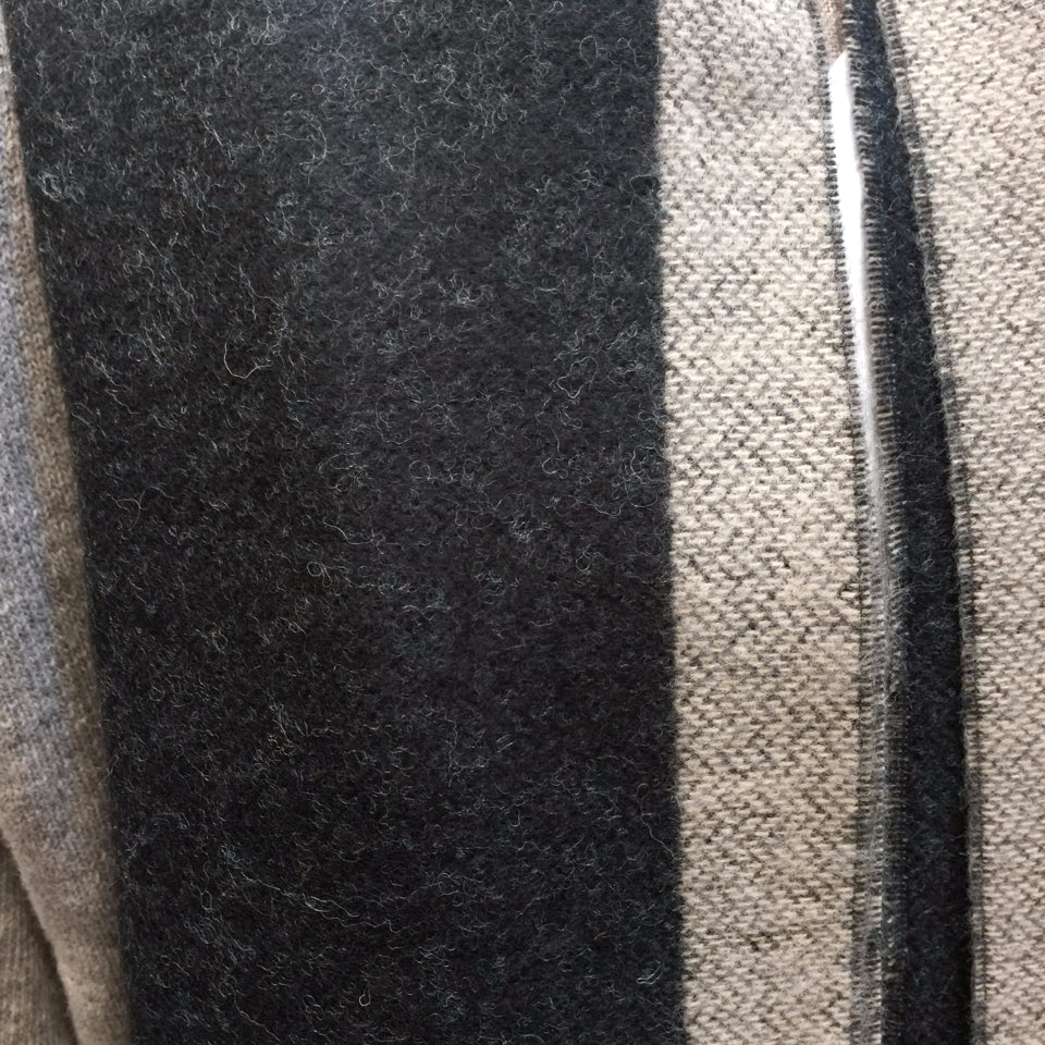 Two-tone buckle muffler H logo Well-behaved soft a