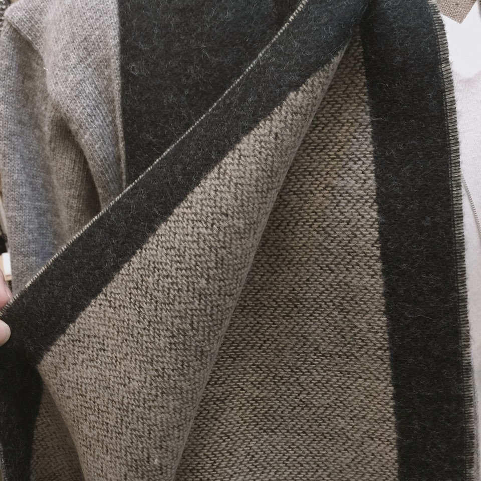 Two-tone buckle muffler H logo Well-behaved soft a