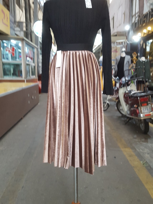 Velvet pleated long skirt
