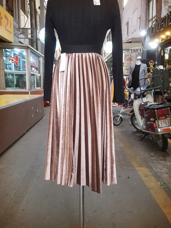 Velvet pleated long skirt