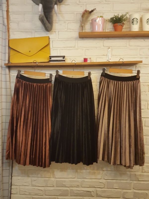 Velvet pleated long skirt