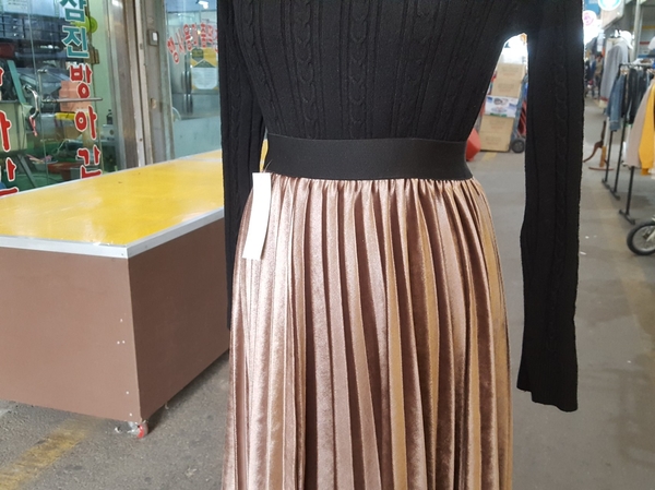 Velvet pleated long skirt