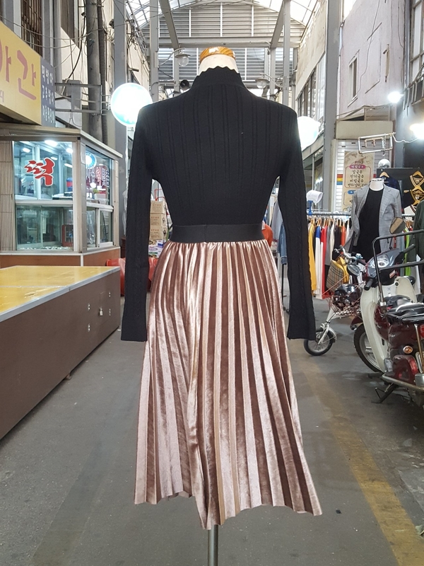 Velvet pleated long skirt