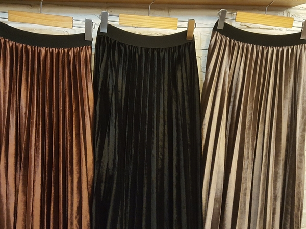 Velvet pleated long skirt
