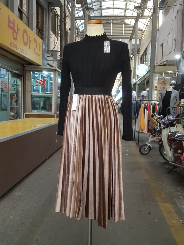 Velvet pleated long skirt