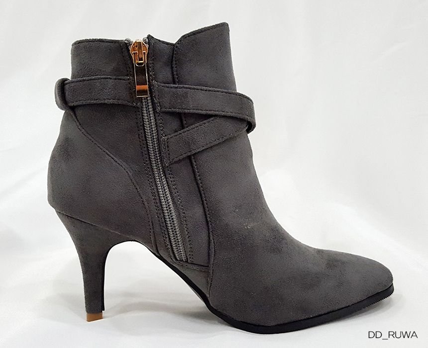 Suede buckle decoration Angle boots Gripping feeli