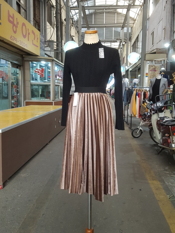 Velvet pleated long skirt