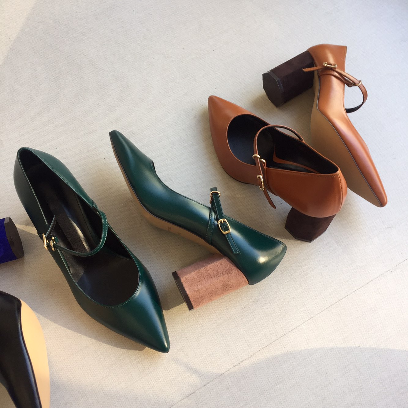 Point-heeled cowhide leather strap Stiletto heel 7