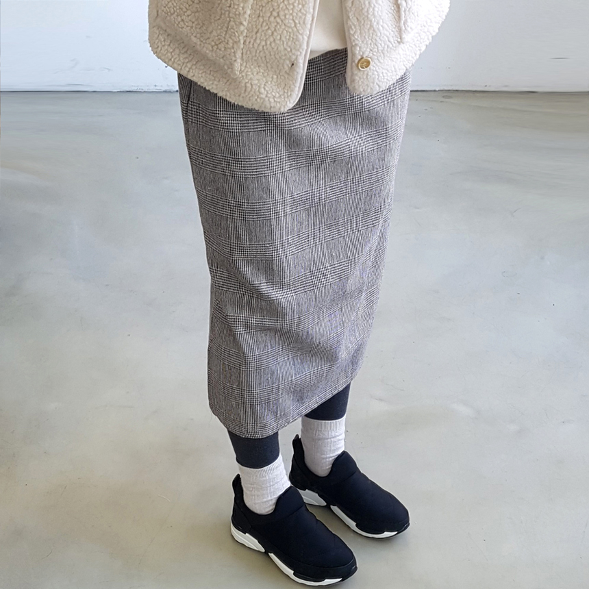 Latte Check Over Long Skirt Fall Slit Bending Pouc