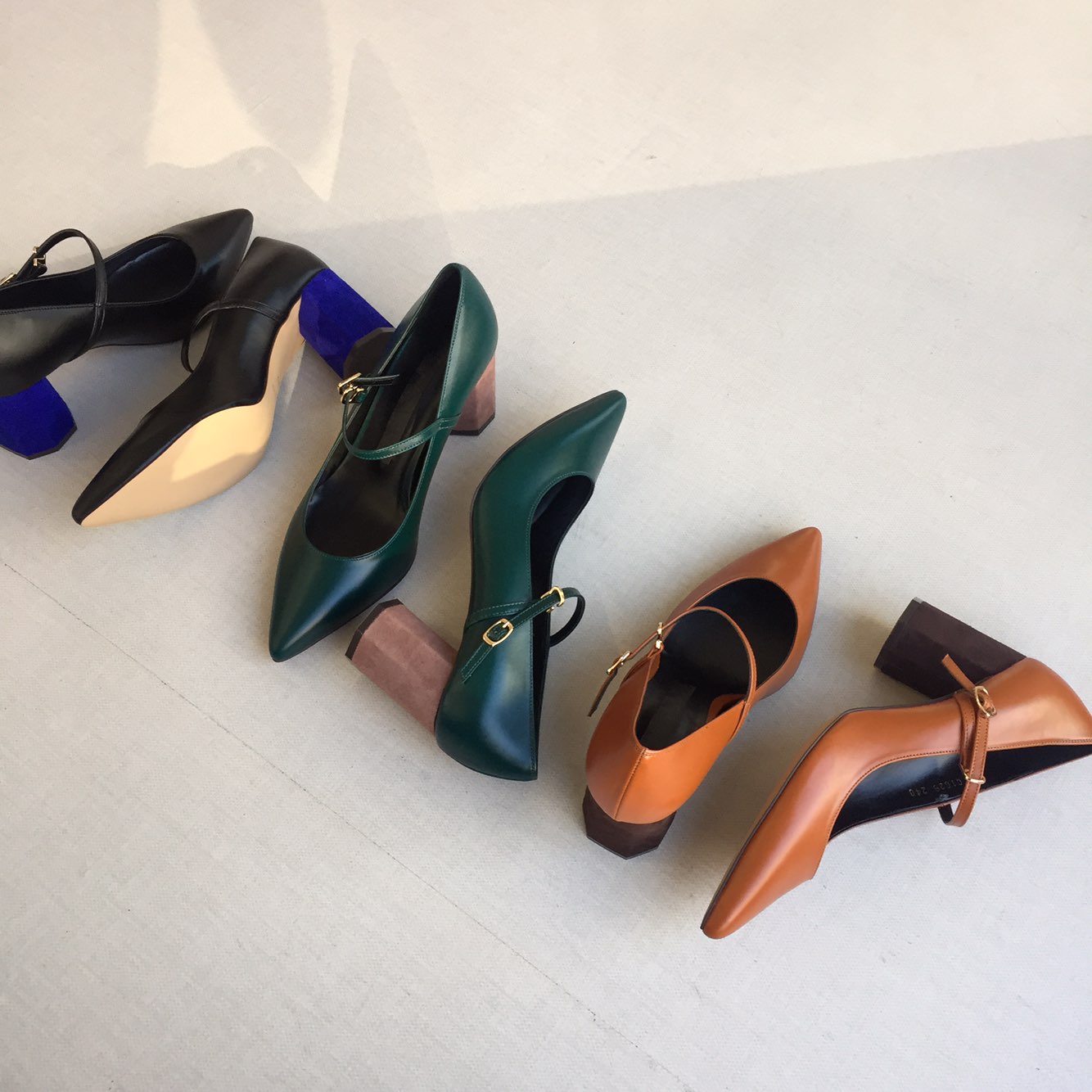 Point-heeled cowhide leather strap Stiletto heel 7