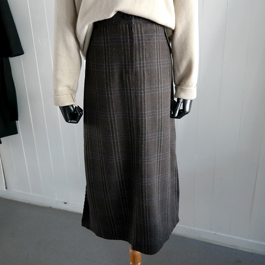 A-line check skirt A twenty-year-old women's sk