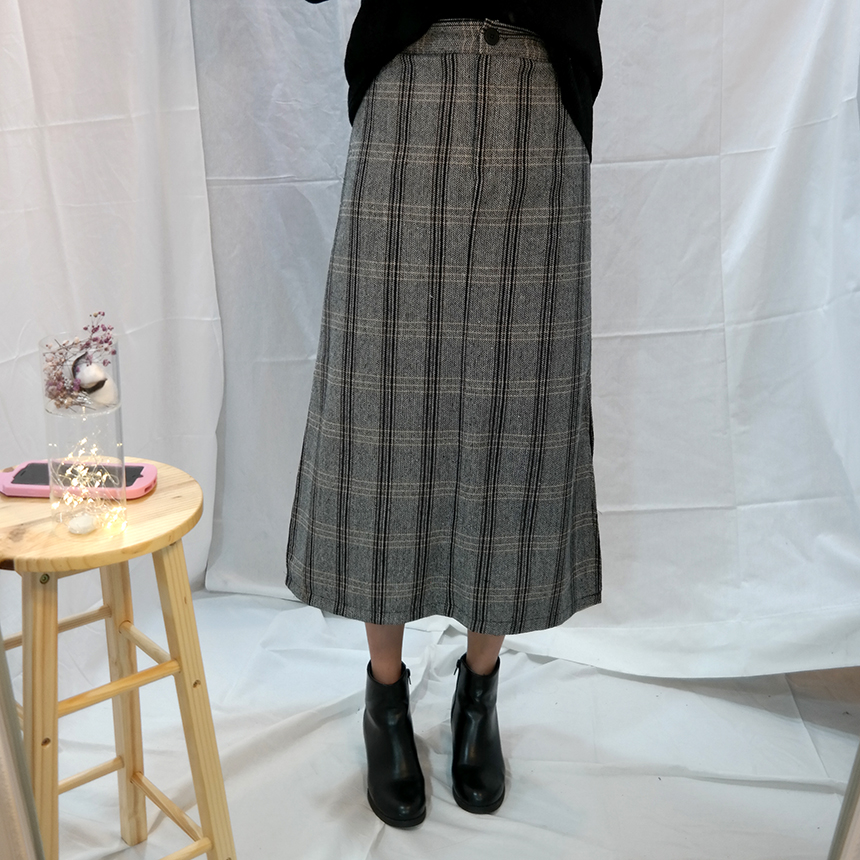 A-line check skirt A twenty-year-old women's sk