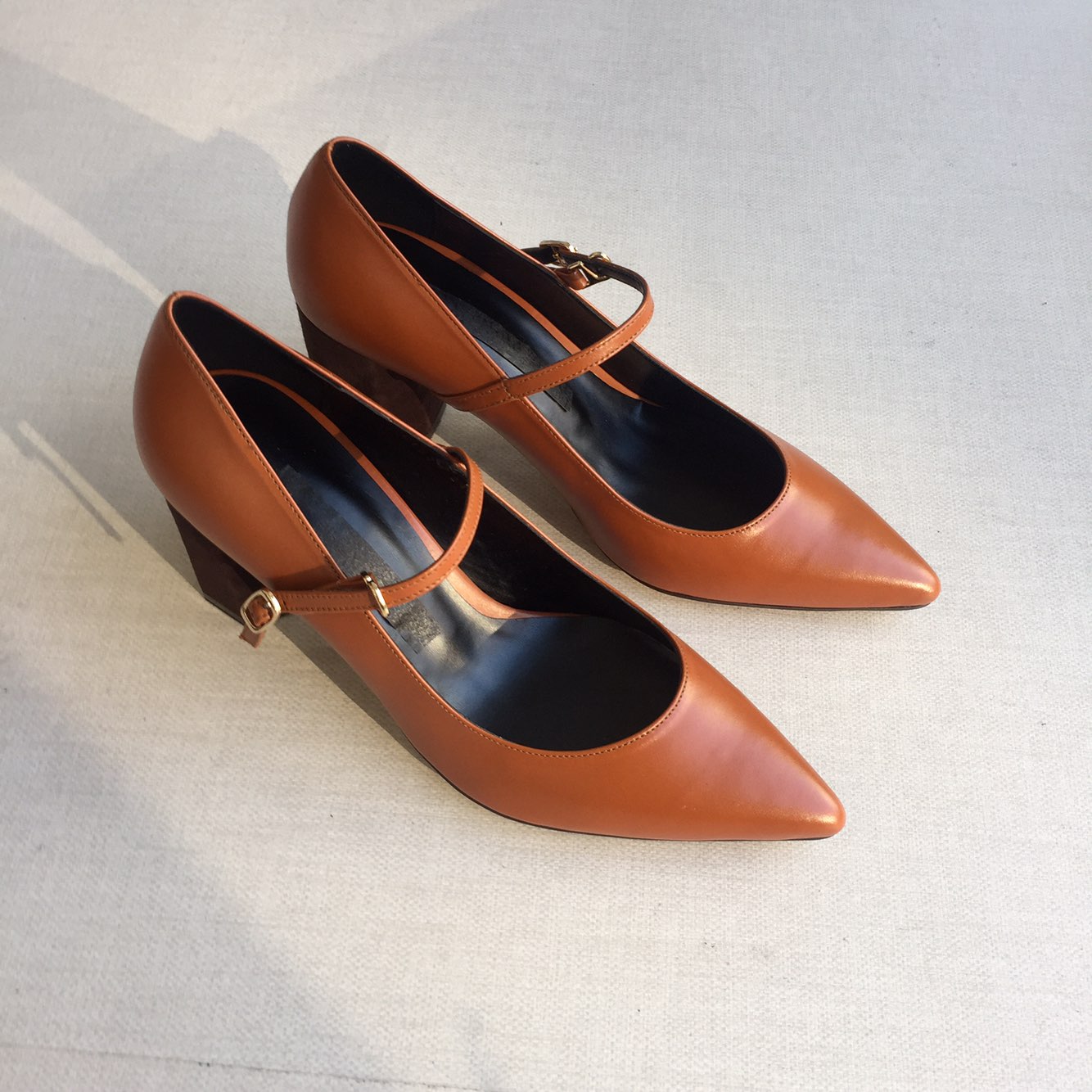 Point-heeled cowhide leather strap Stiletto heel 7