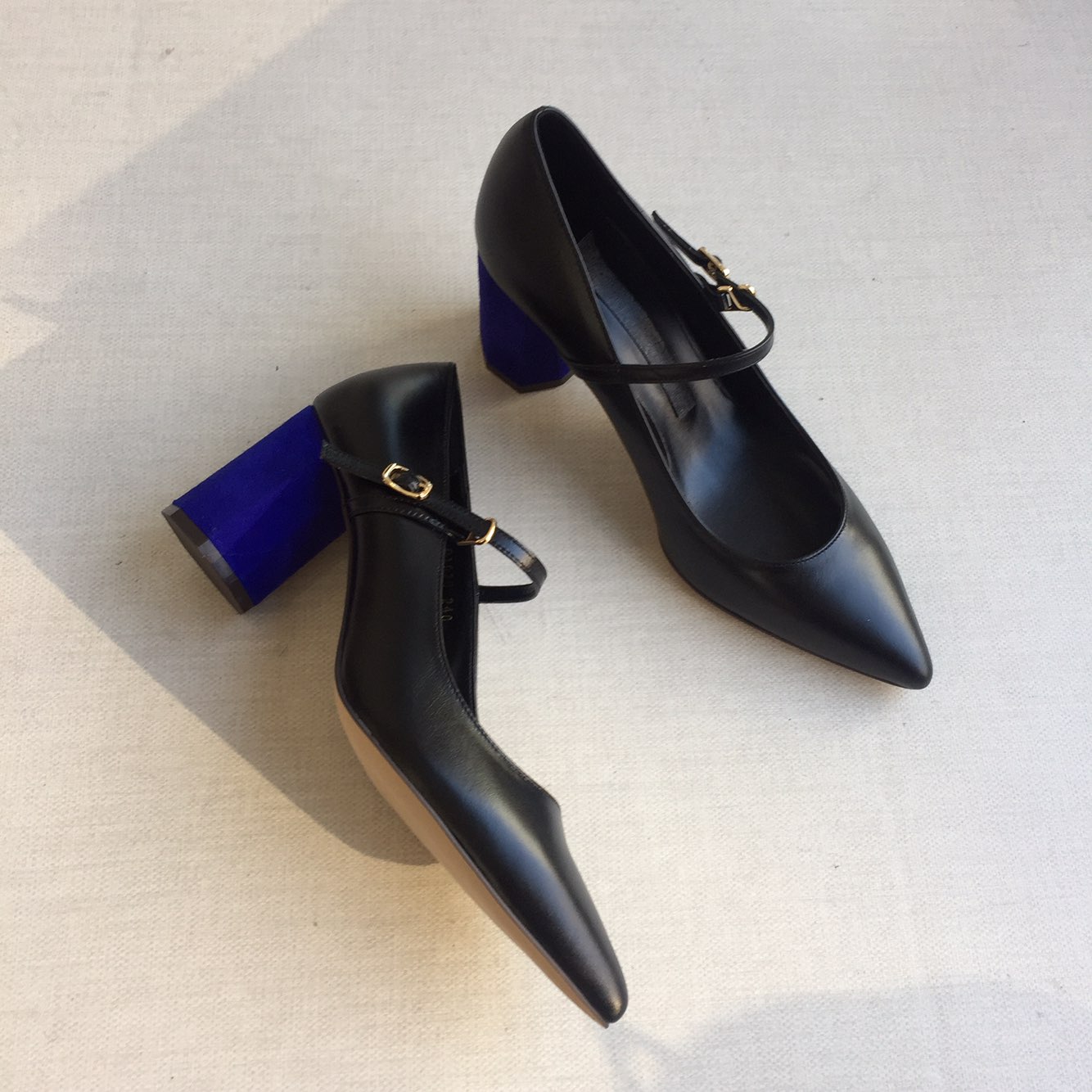 Point-heeled cowhide leather strap Stiletto heel 7