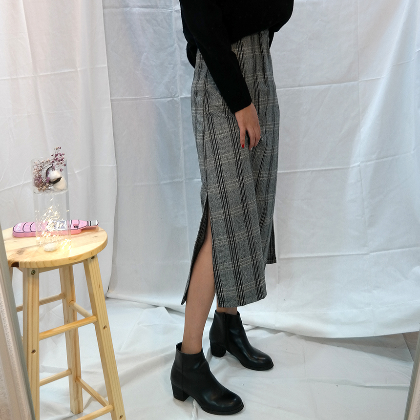 A-line check skirt A twenty-year-old women's sk