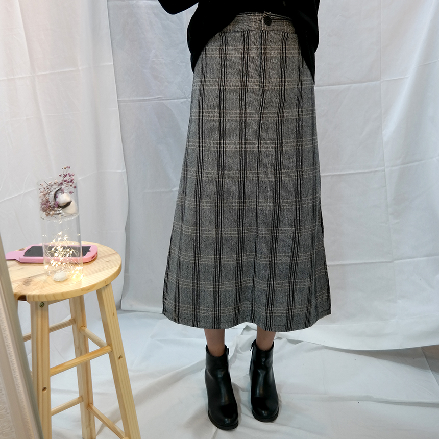 A-line check skirt A twenty-year-old women's sk