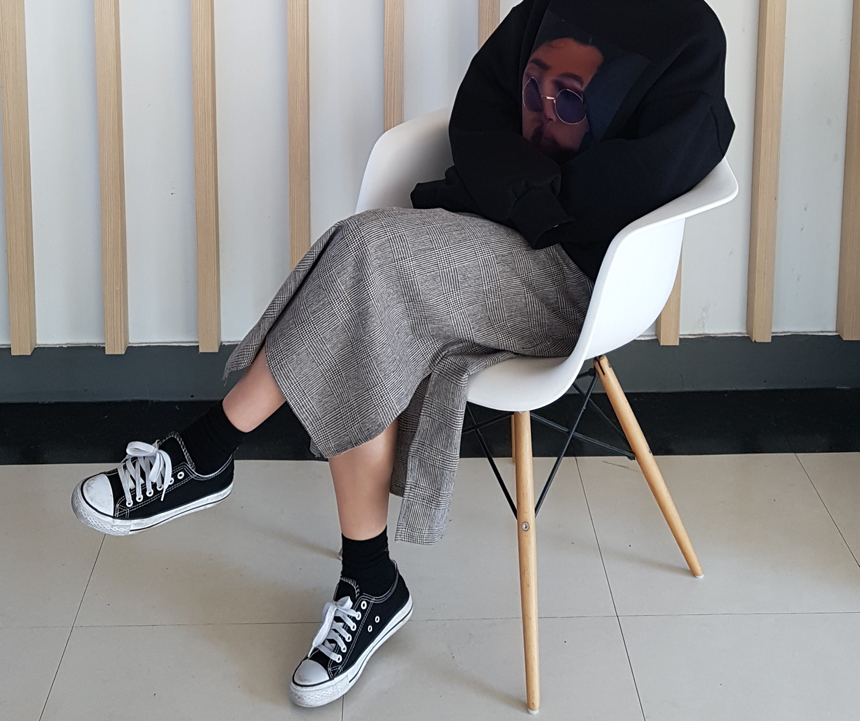 Latte Check Over Long Skirt Fall Slit Bending Pouc