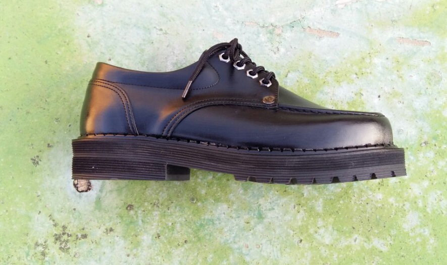 Each one has a popular two-color 4CM luxury shoes 