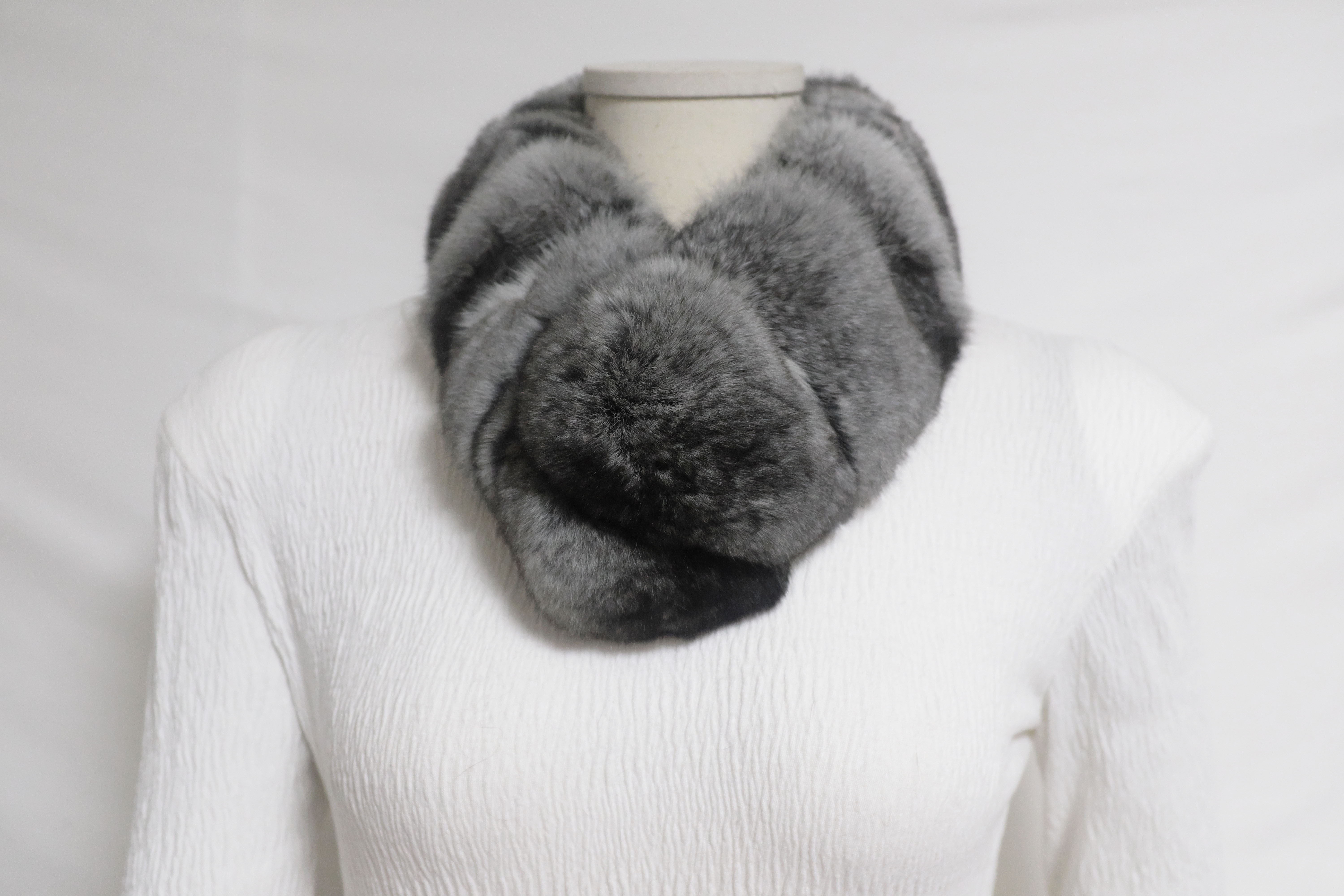 Mok Market in-house production chinchilla muffler