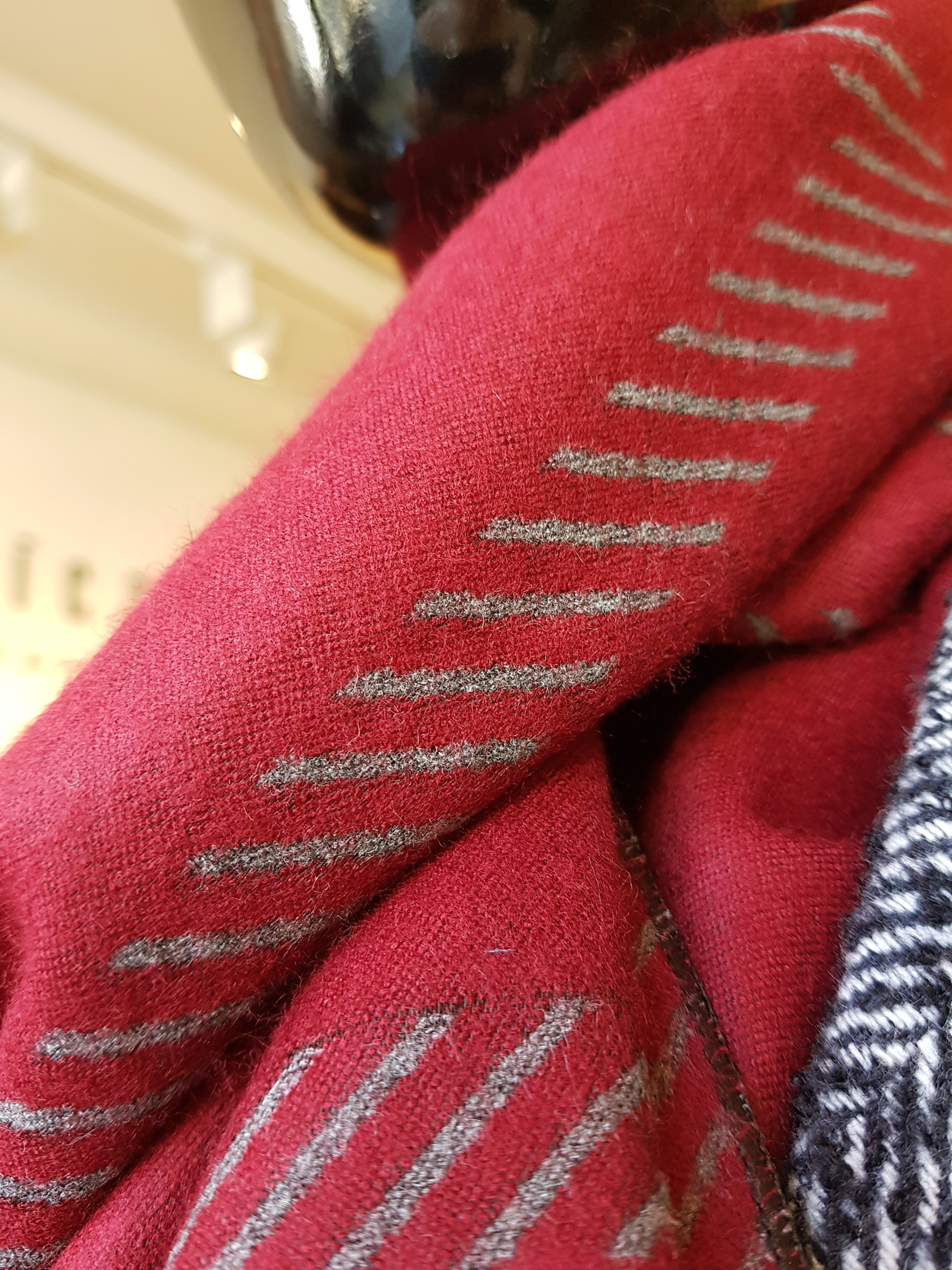 Soft imported direct wool red two-tone muffler - Y