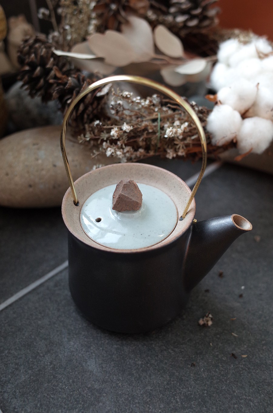 Blanche dark brown small stones vintage green tea 