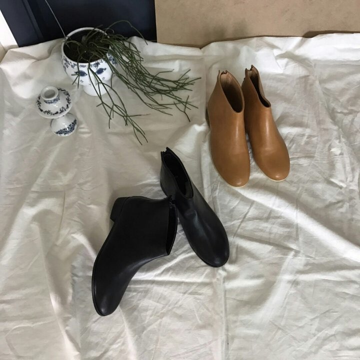 Basic low ankle boots Simple modern basic design C