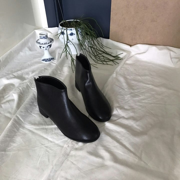 Basic low ankle boots Simple modern basic design C