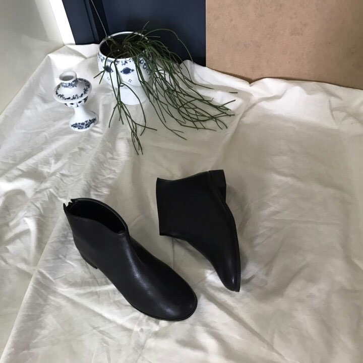 Basic low ankle boots Simple modern basic design C