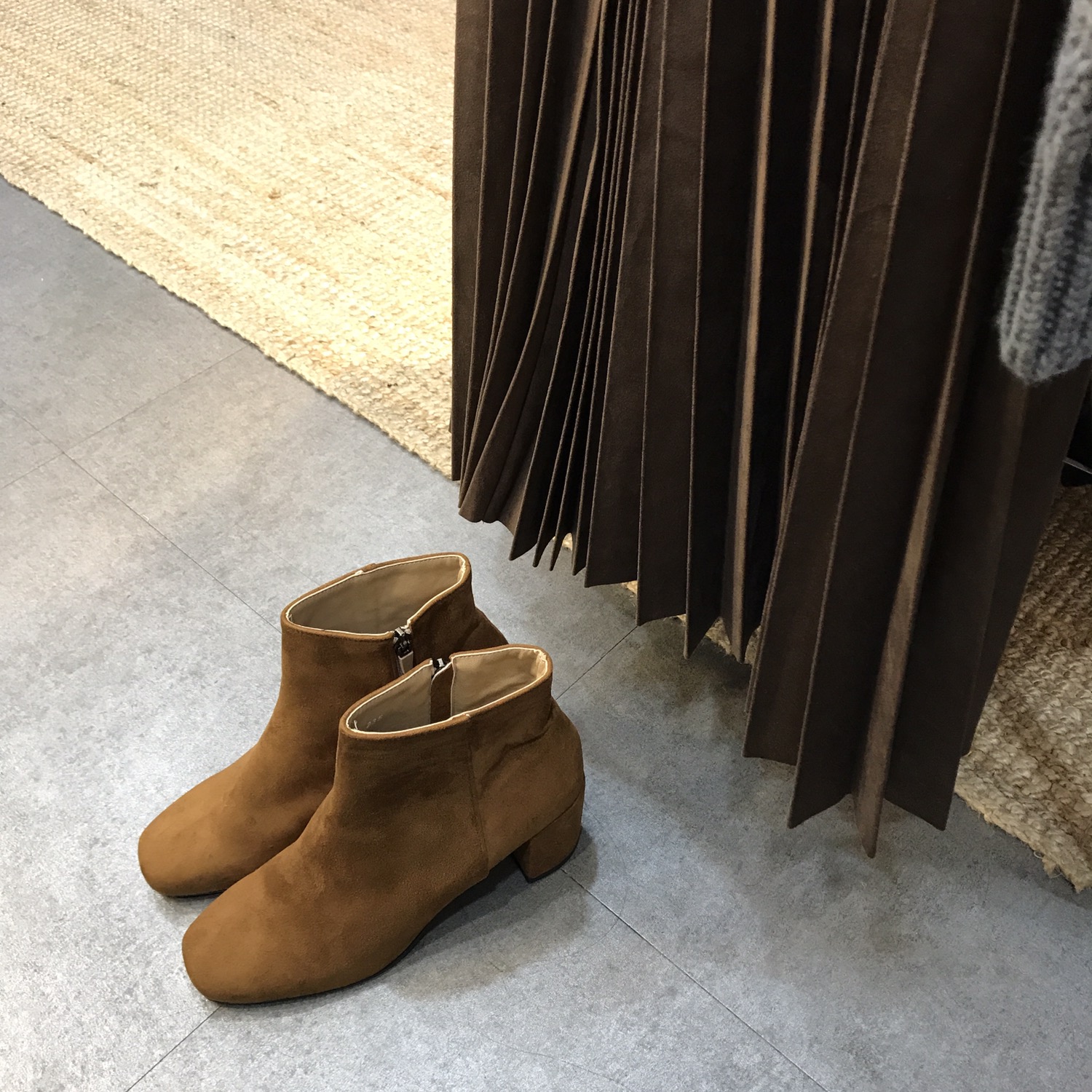 Comfortable, simple suede angle boots 2col 30s Wom