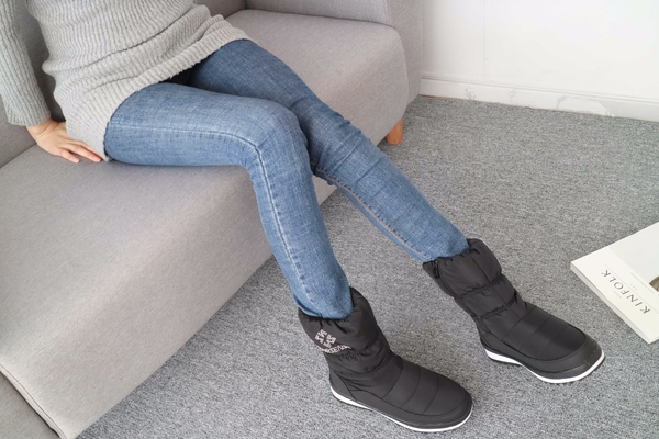 908_ Padded boots that will warm you up only to se