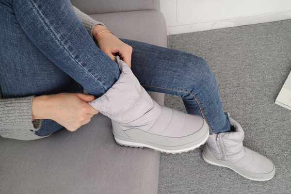 908_ Padded boots that will warm you up only to se