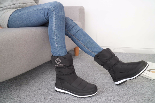 908_ Padded boots that will warm you up only to se