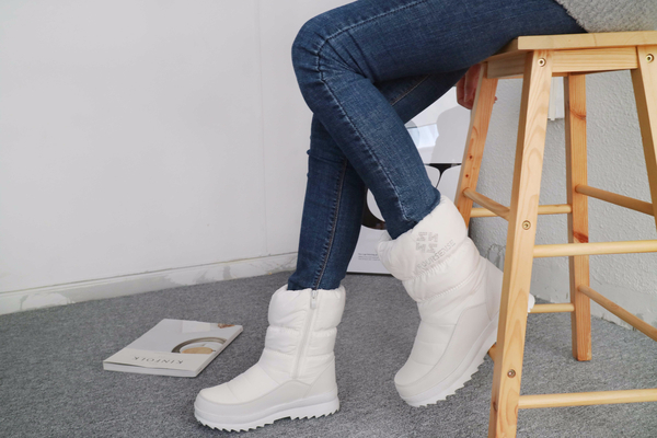 908_ Padded boots that will warm you up only to se