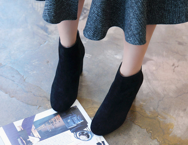 RN 7179 Suede high heel ankle boots A woman in her