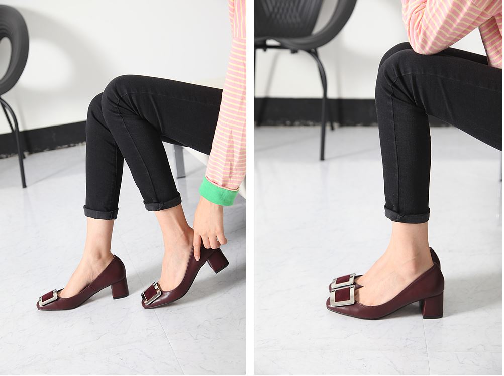 Roger Bibi's Middel Hill Pumps Square Ornament 