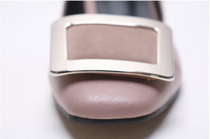 Roger Bibi's Middel Hill Pumps Square Ornament 